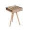 Tavolino treppiede scandinavo Bernid in legno chiaro e rilievi triangolari beige