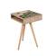 Tavolino treppiede scandinavo Bernid in legno chiaro e rilievi triangolari verdi