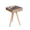 Tavolino treppiede scandinavo Bernid in legno chiaro e rilievi triangolari blu scuro