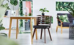 Koxy Set mit 2 Skandinavischen Stühlen Haselnuss & Schwarz